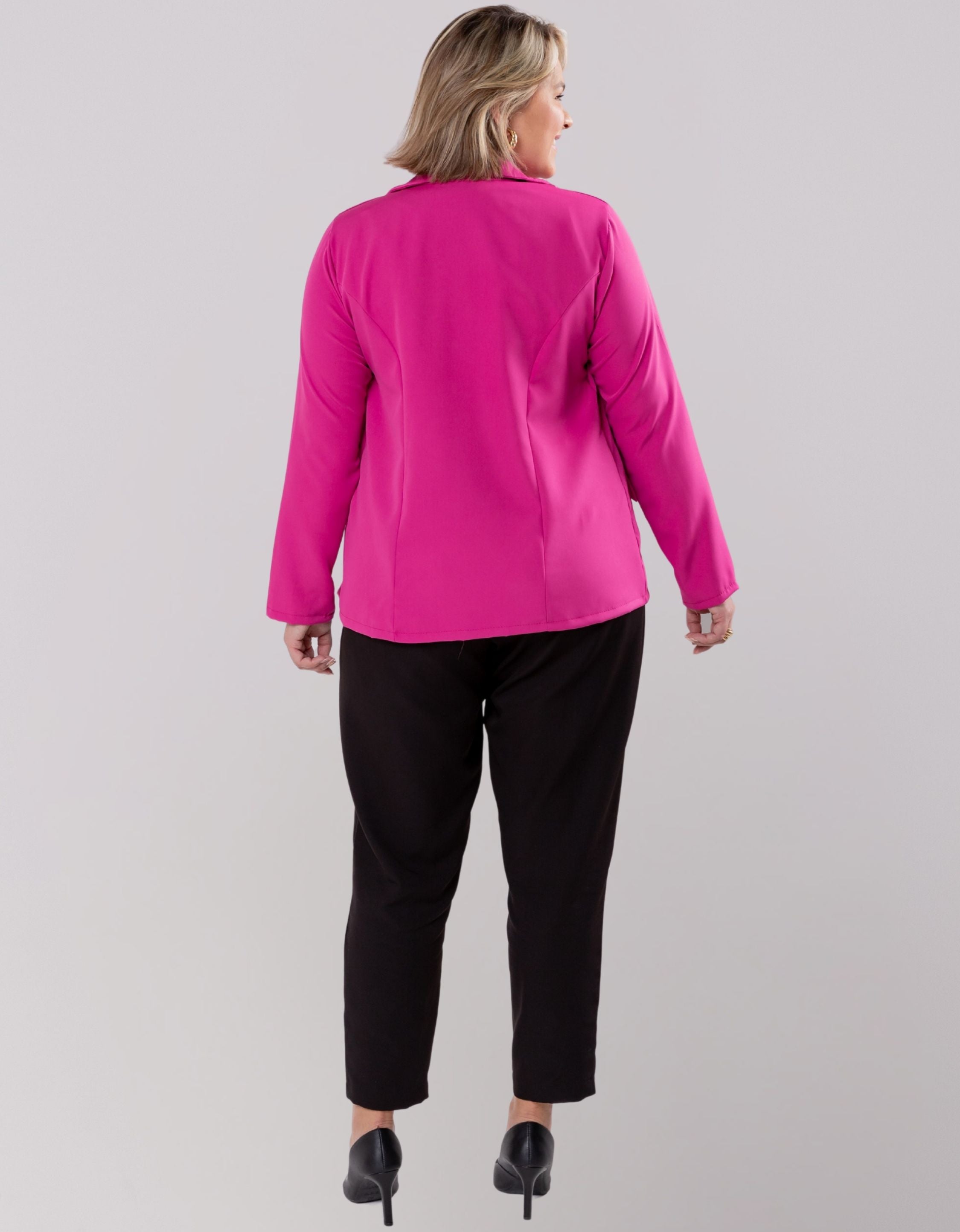 Blazer Plus Size Em Alfaiataria Com Botões