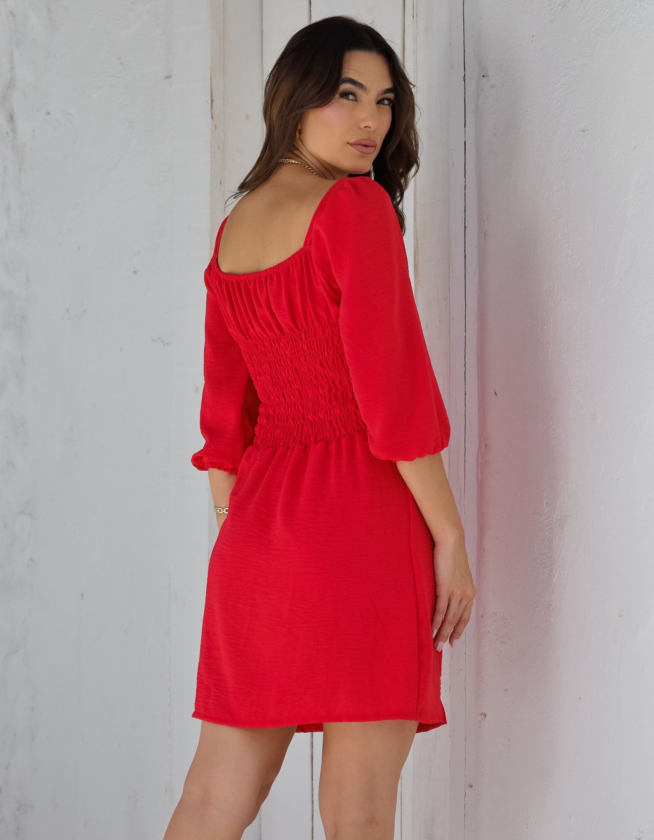 Vestido Curto em Crepe com Mangas 3/4