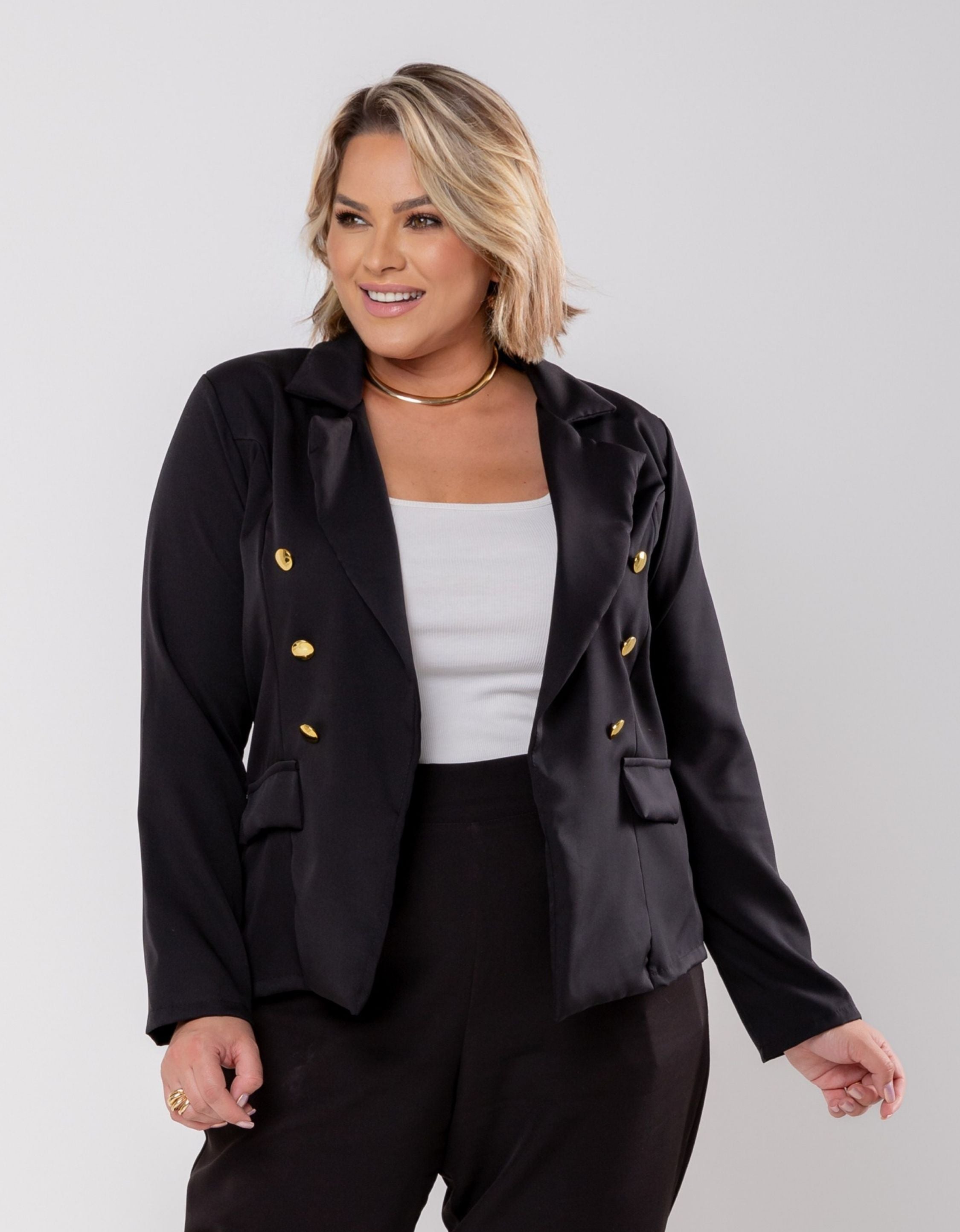 Blazer Plus Size Em Alfaiataria Com Botões