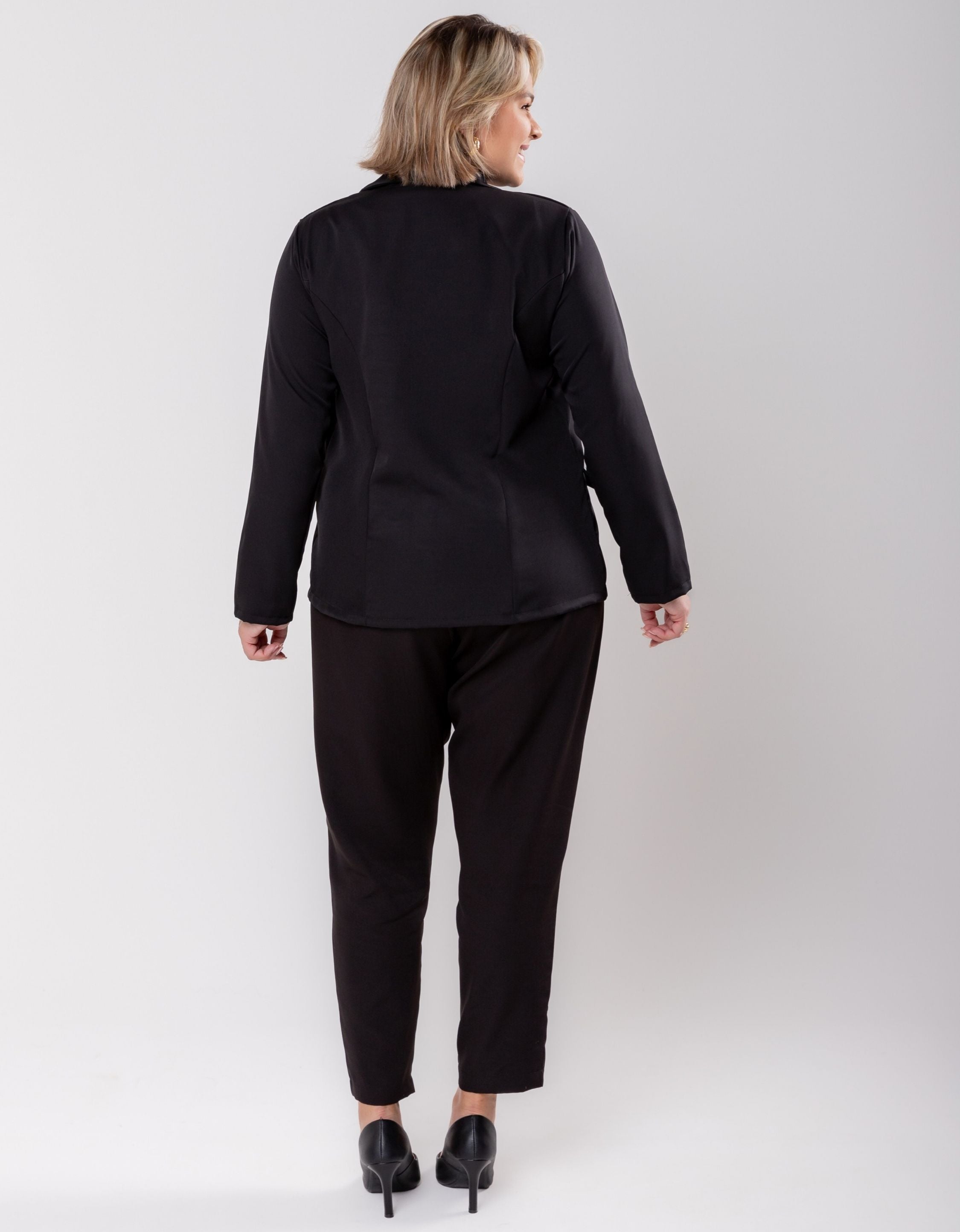 Blazer Plus Size Em Alfaiataria Com Botões
