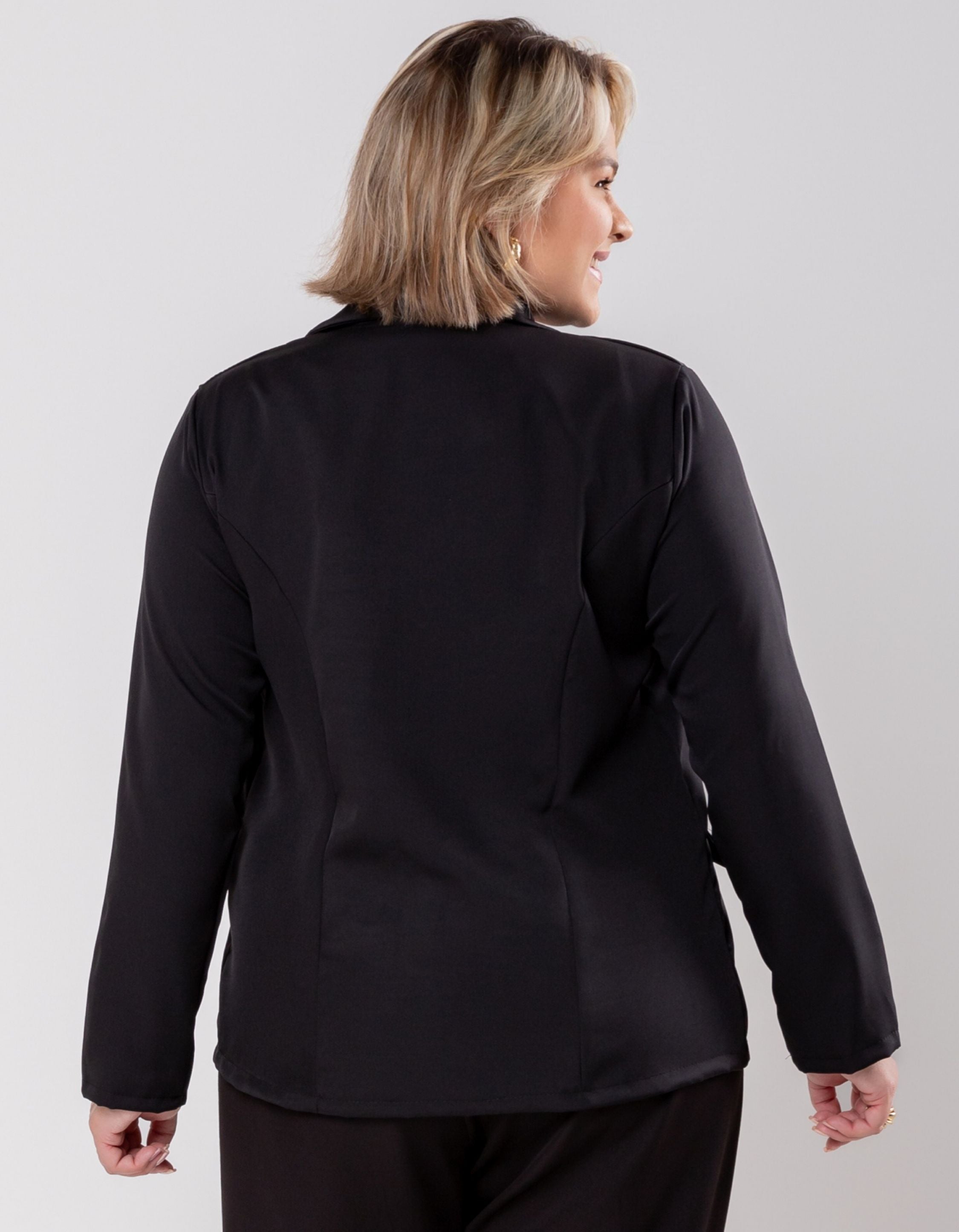 Blazer Plus Size Em Alfaiataria Com Botões