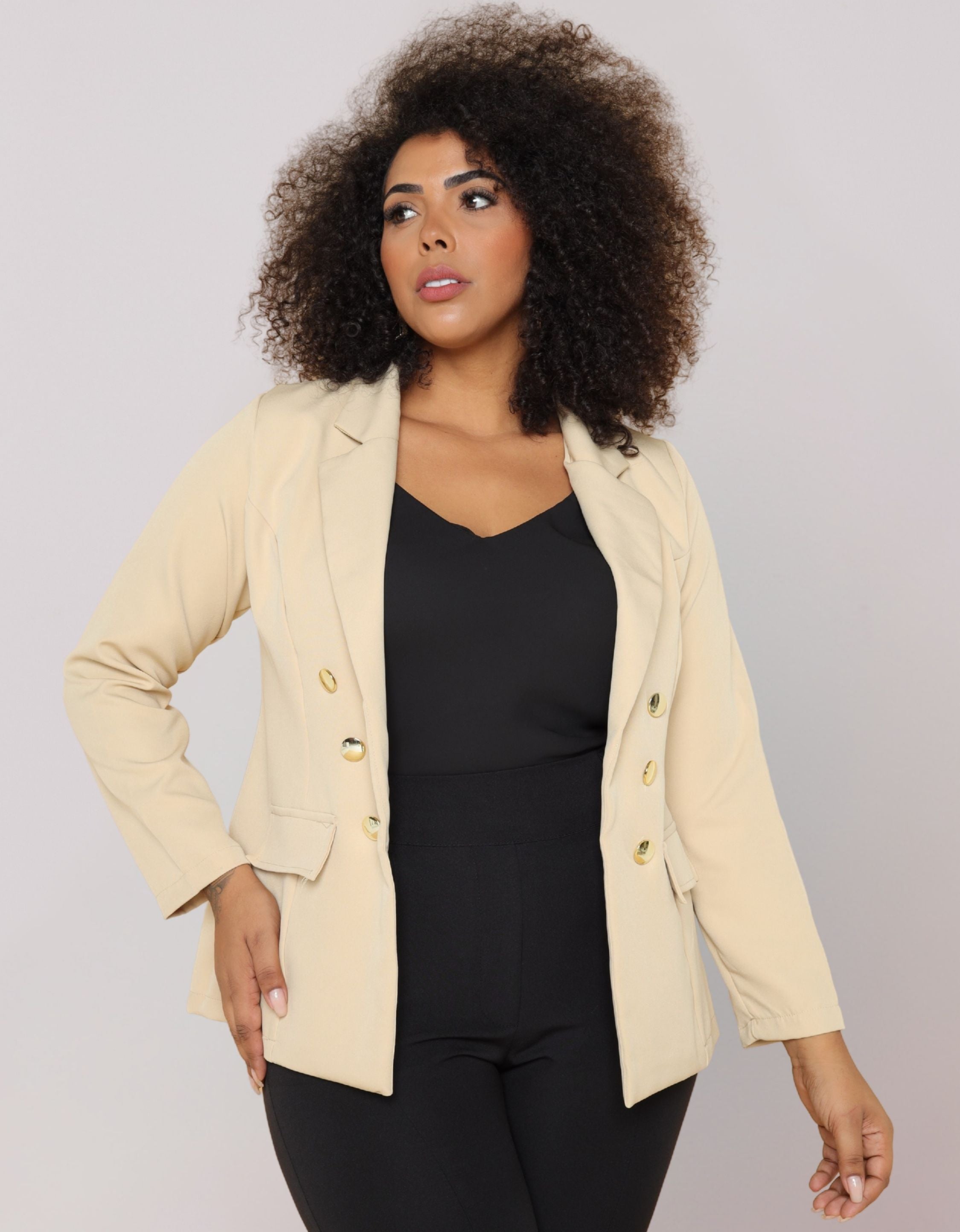 Blazer Plus Size Em Alfaiataria Com Botões