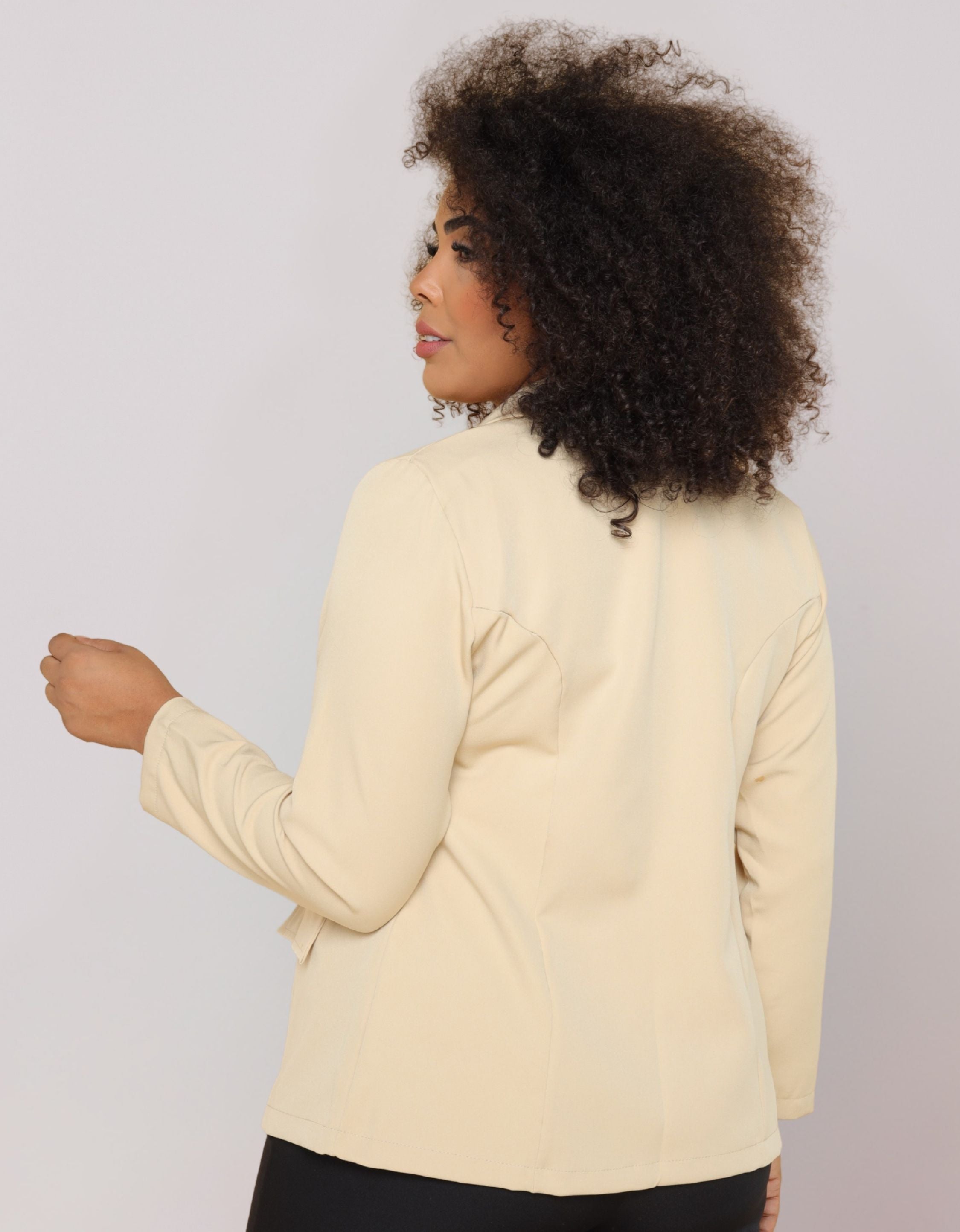 Blazer Plus Size Em Alfaiataria Com Botões