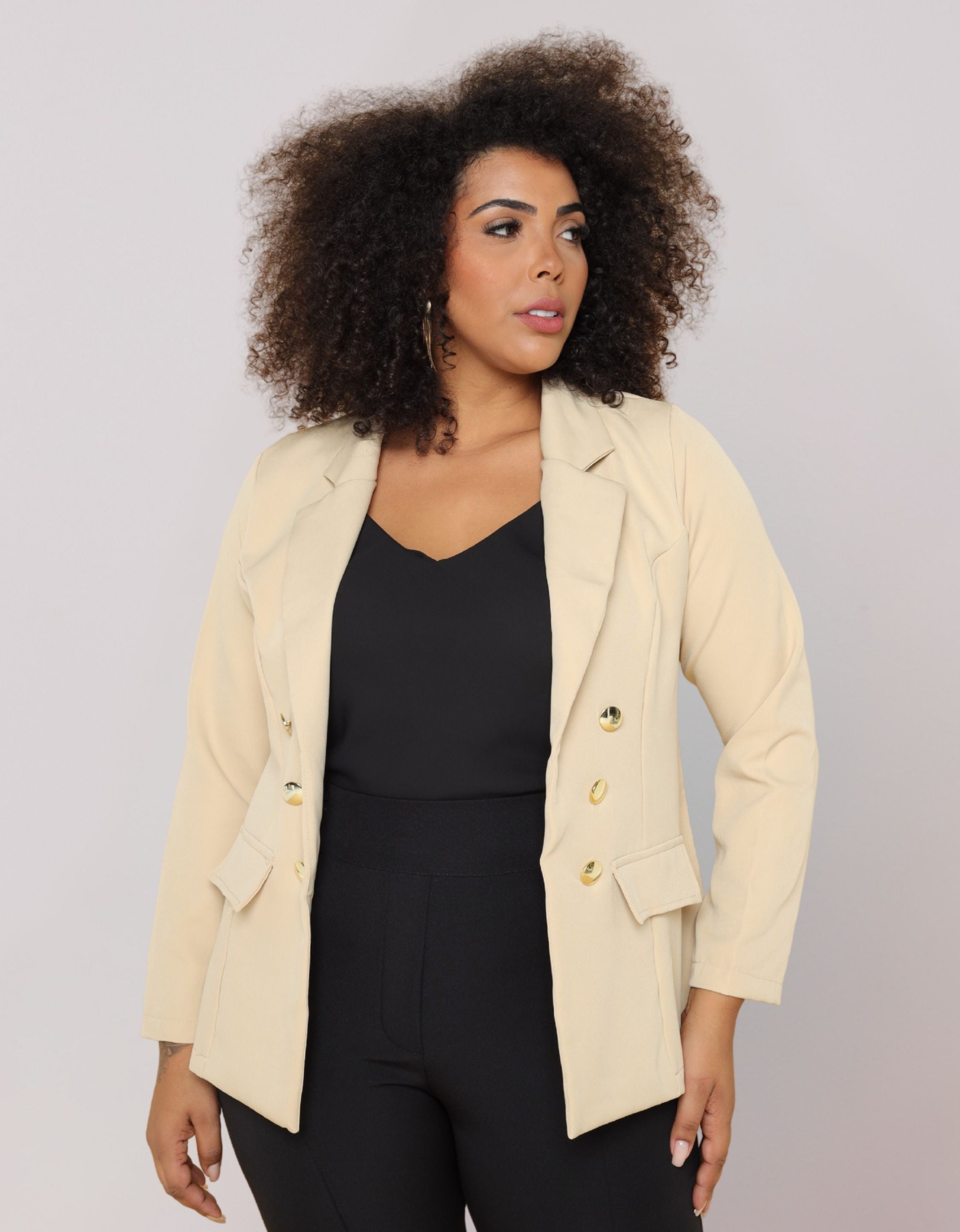 Blazer Plus Size Em Alfaiataria Com Botões