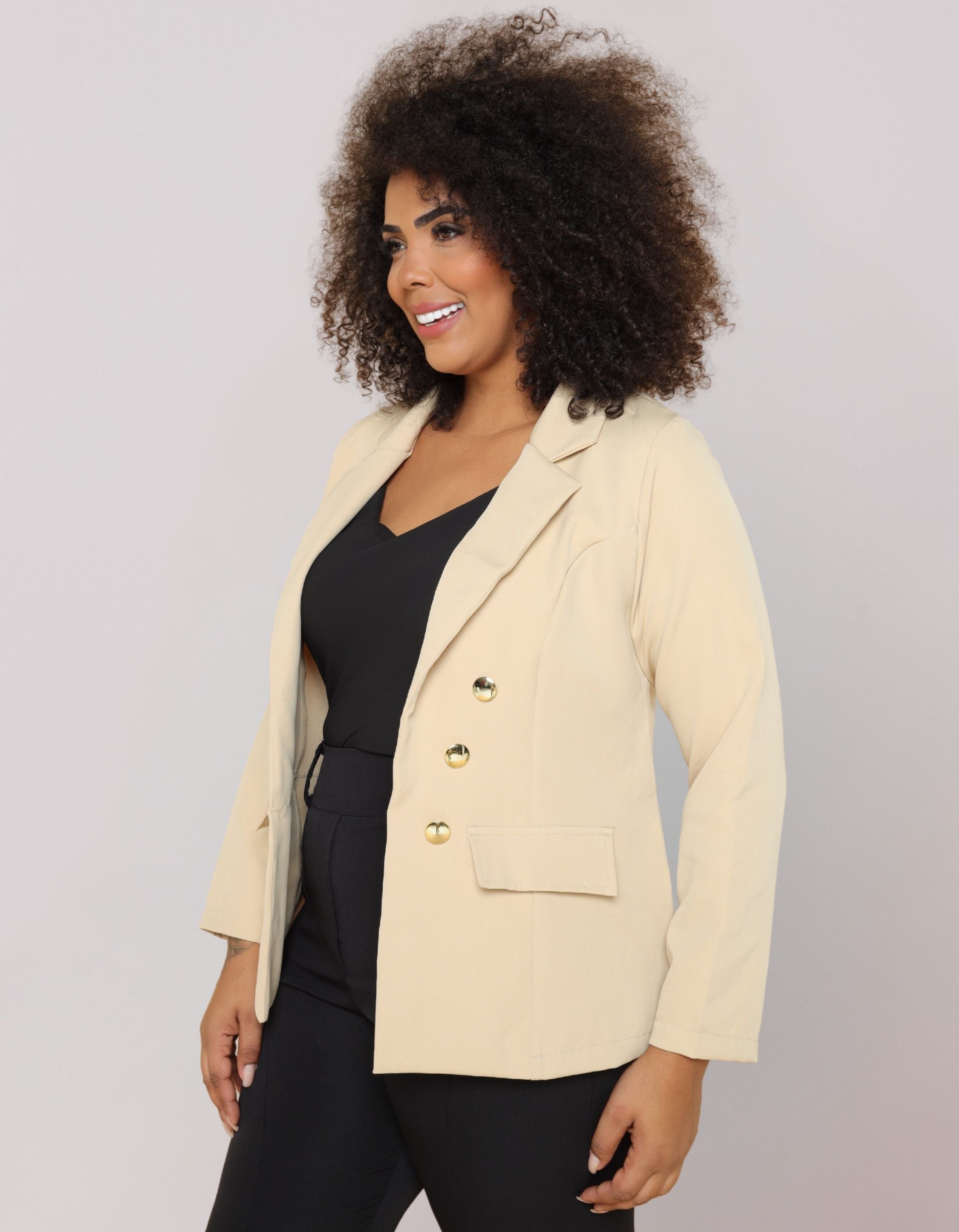 Blazer Plus Size Em Alfaiataria Com Botões