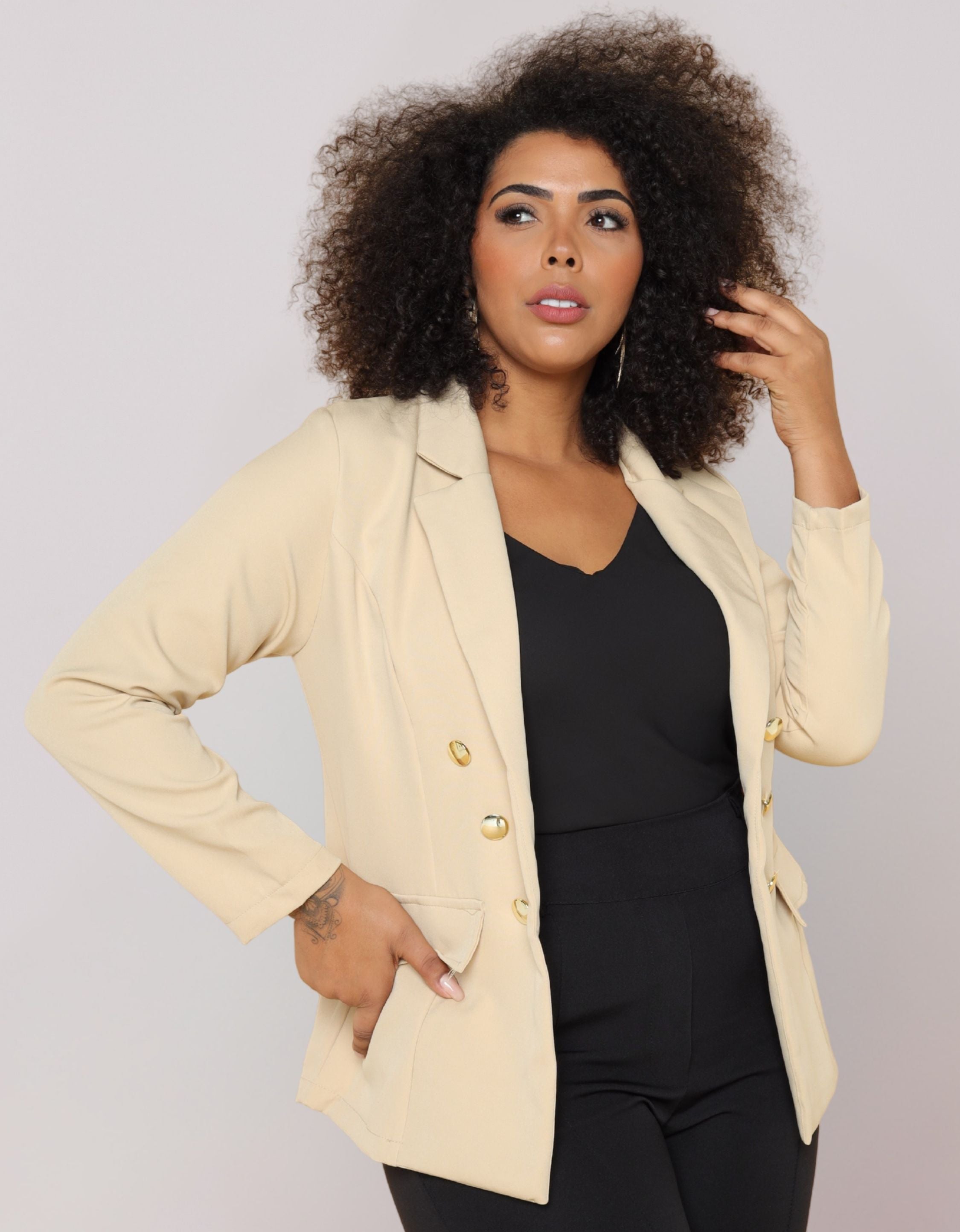 Blazer Plus Size Em Alfaiataria Com Botões