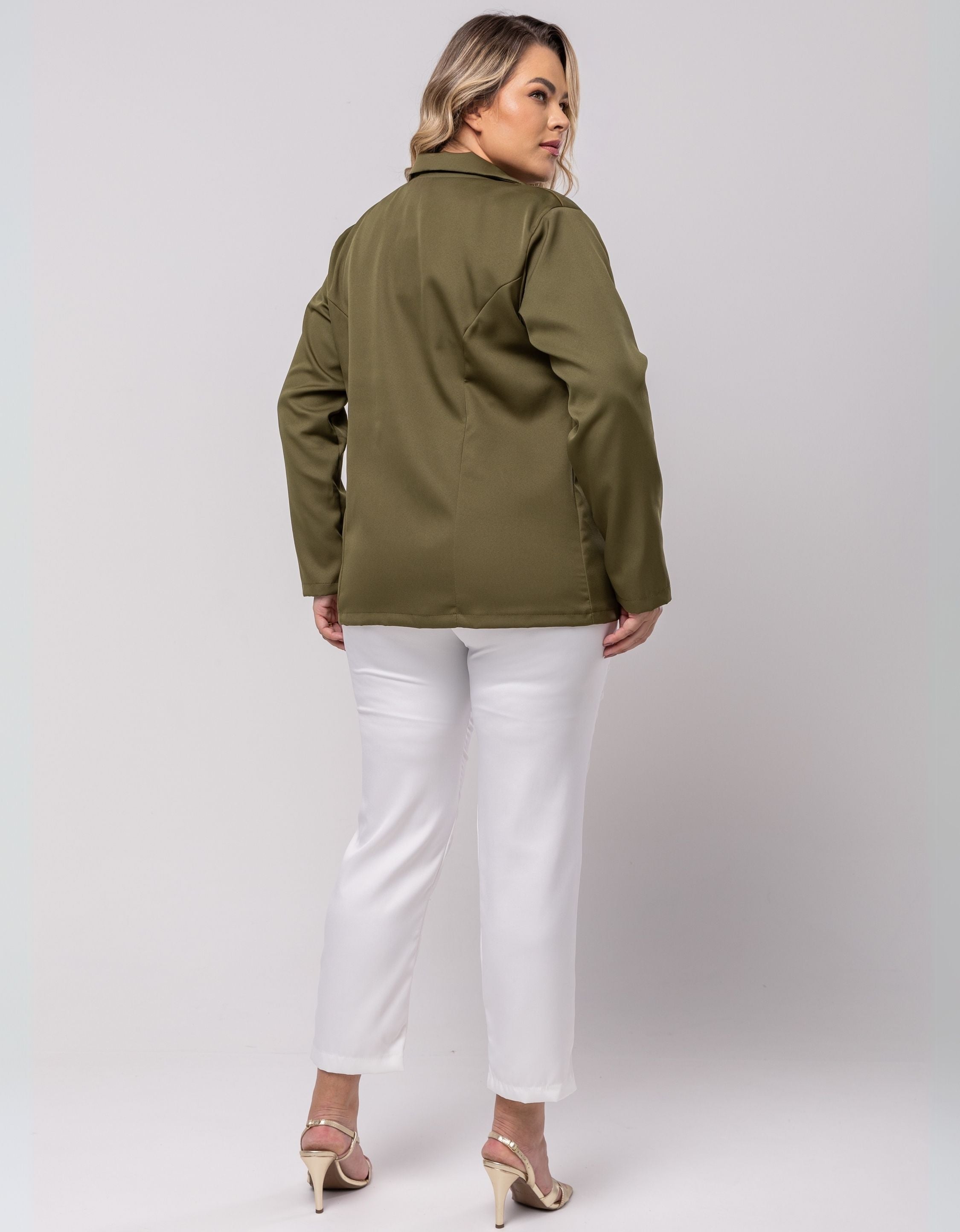 Blazer Plus Size Em Alfaiataria Com Botões