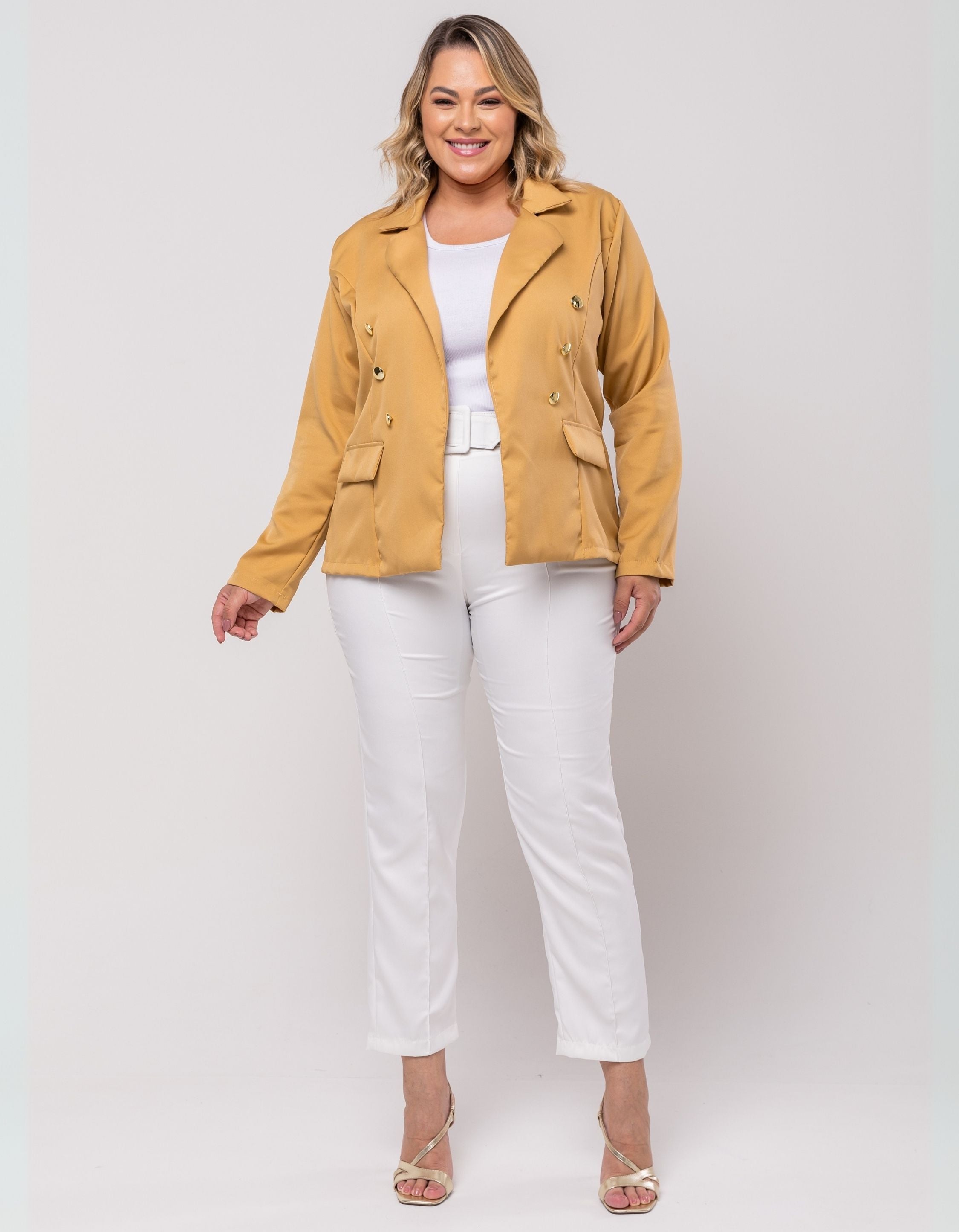 Blazer Plus Size Em Alfaiataria Com Botões
