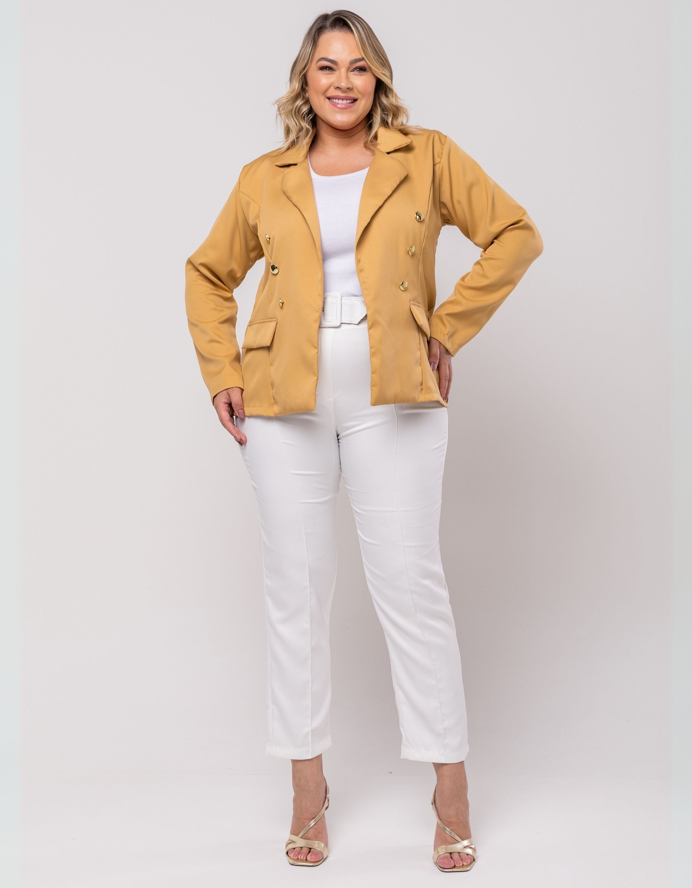 Blazer Plus Size Em Alfaiataria Com Botões