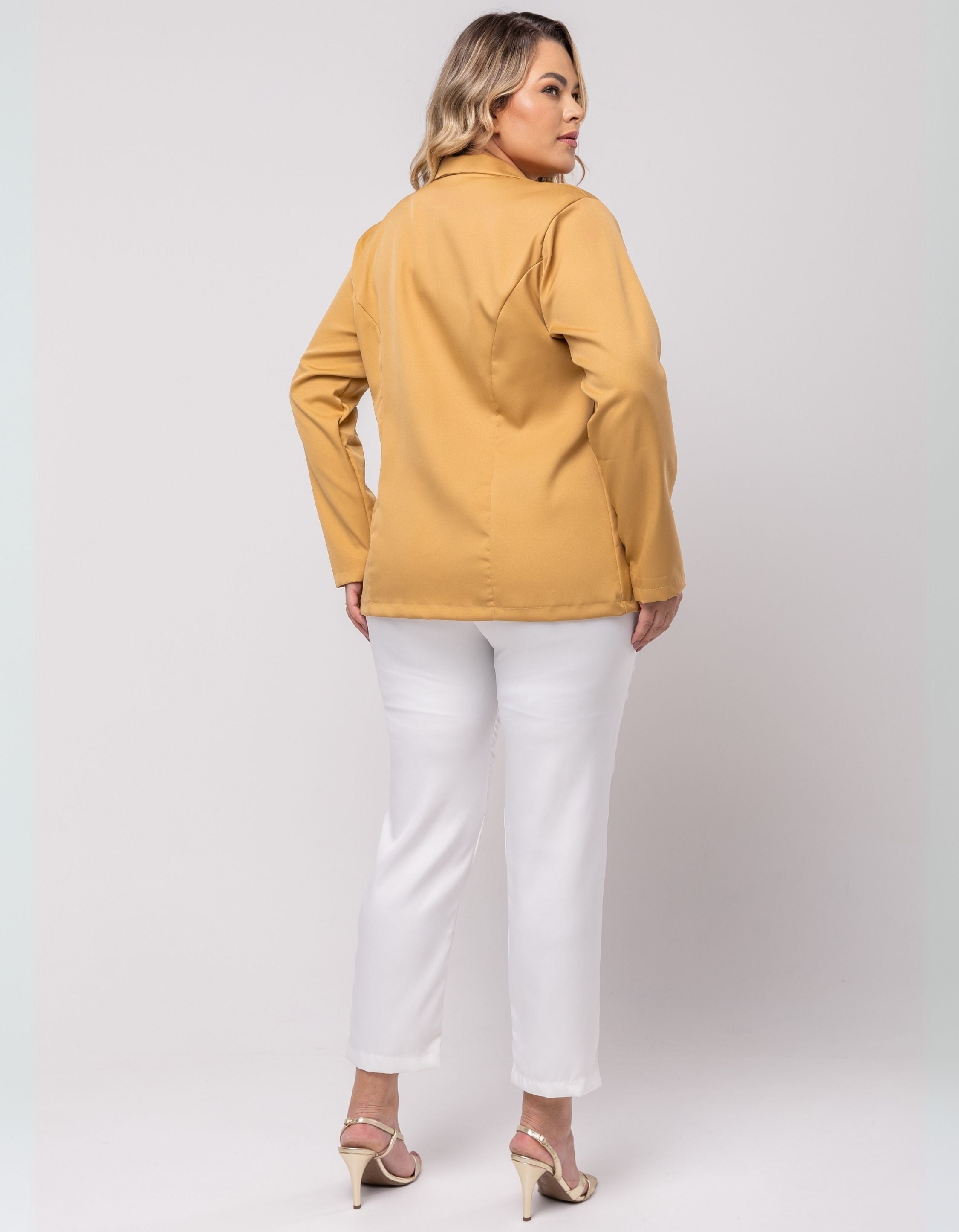 Blazer Plus Size Em Alfaiataria Com Botões