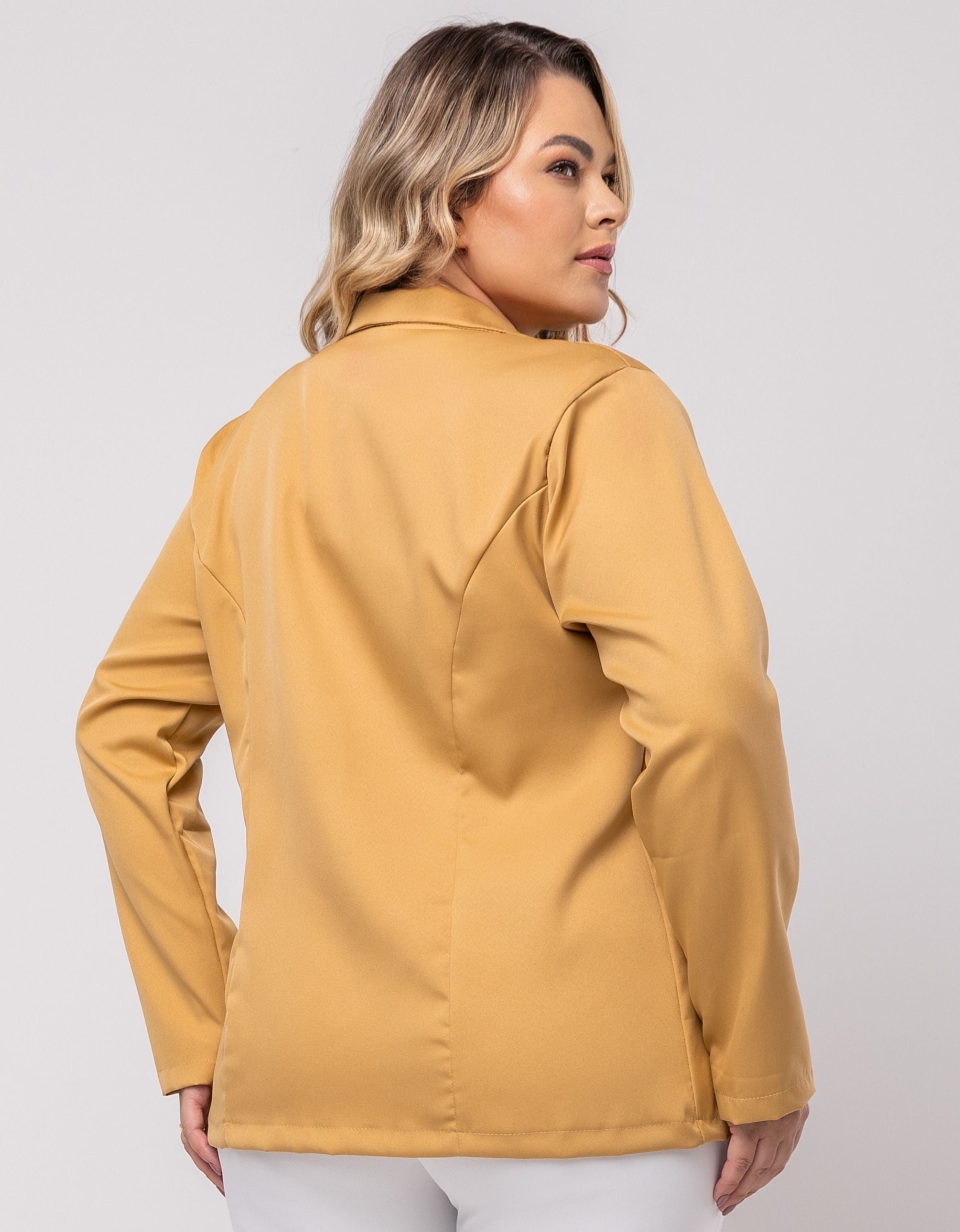 Blazer Plus Size Em Alfaiataria Com Botões