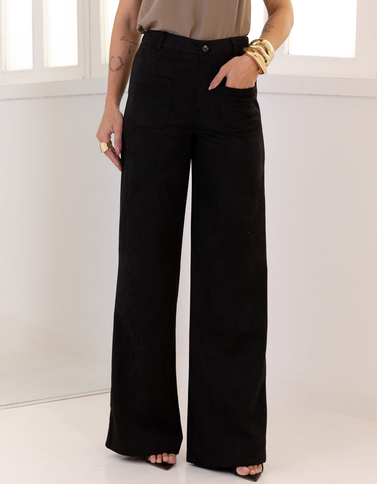 Calça Pantalona Suede com Bolsos