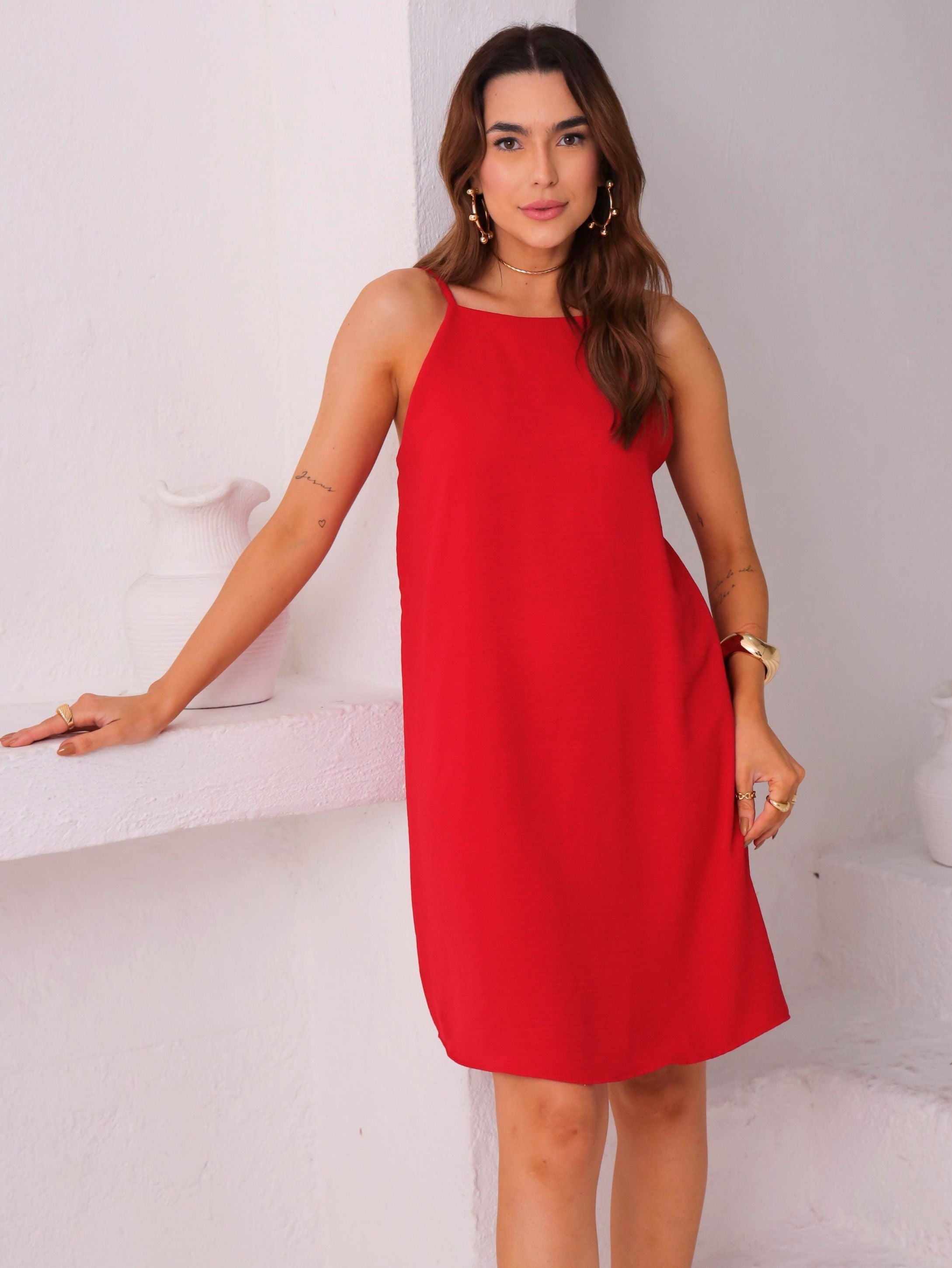 Vestido Curto em Crepe com Alças Reguláveis