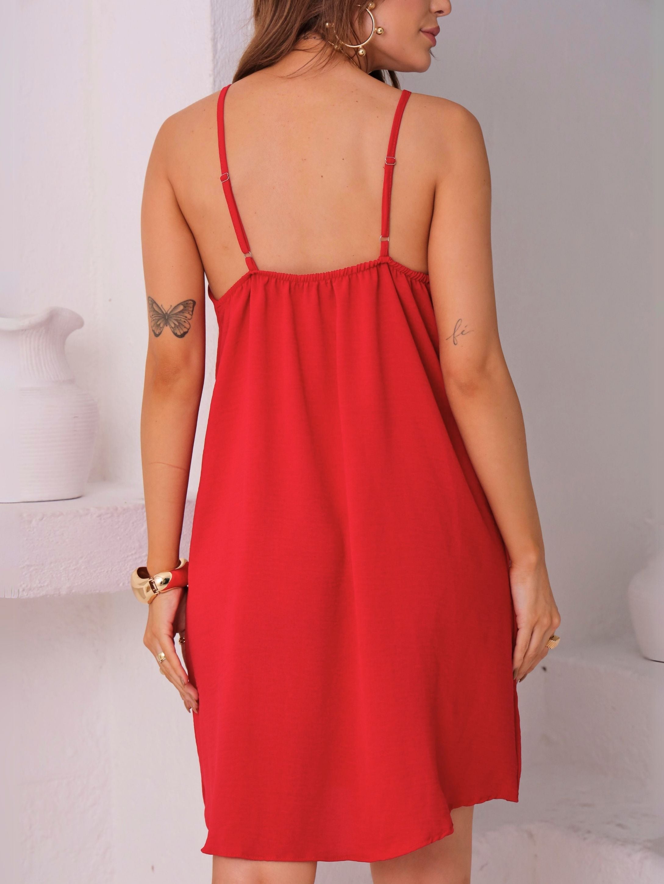 Vestido Curto em Crepe com Alças Reguláveis
