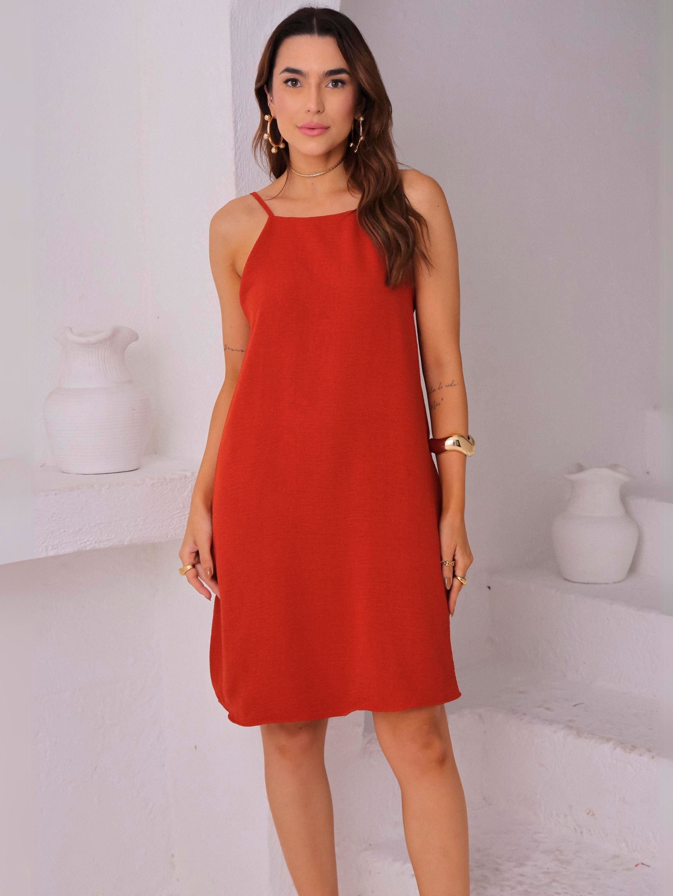Vestido Curto em Crepe com Alças Reguláveis