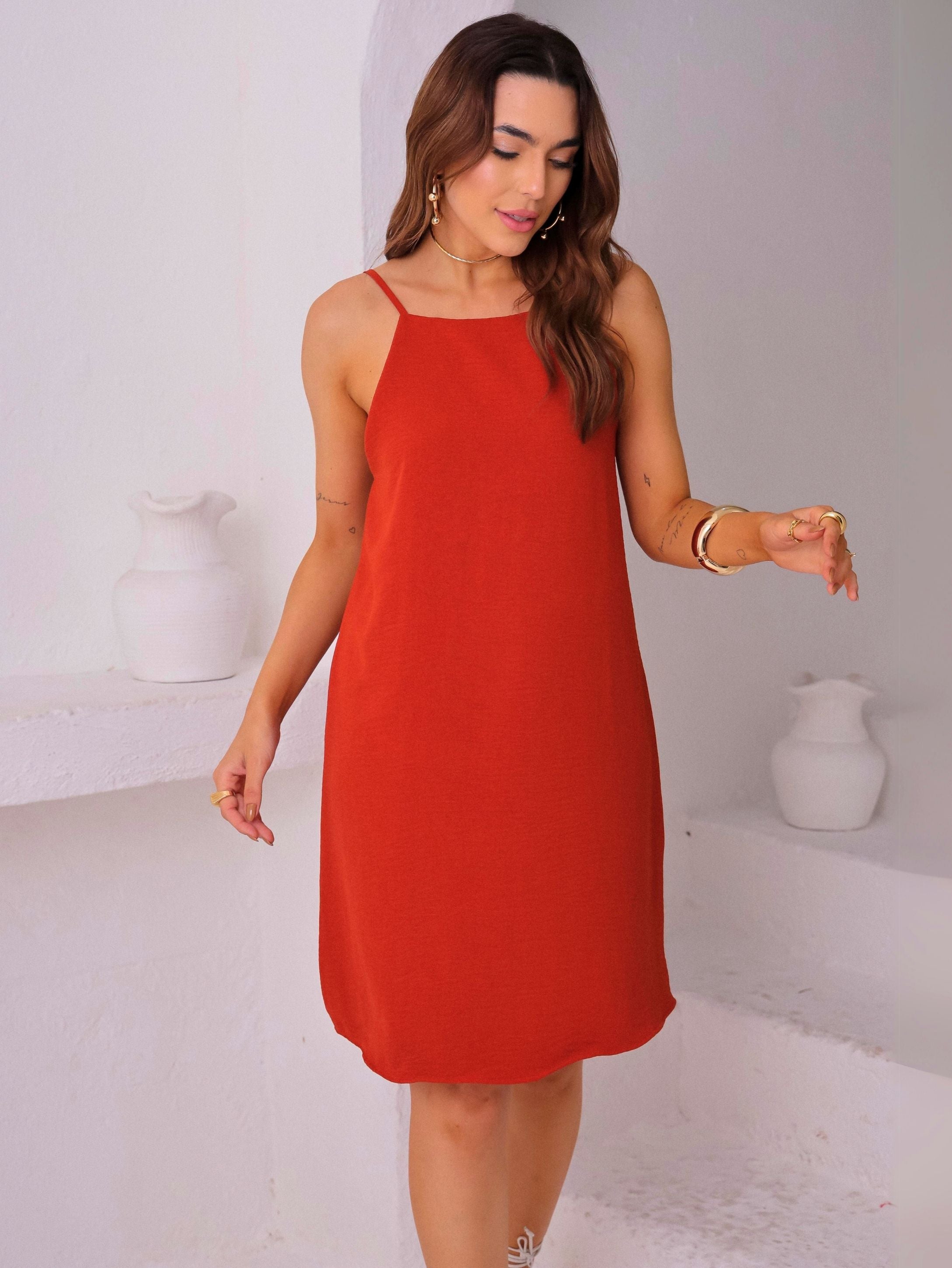 Vestido Curto em Crepe com Alças Reguláveis