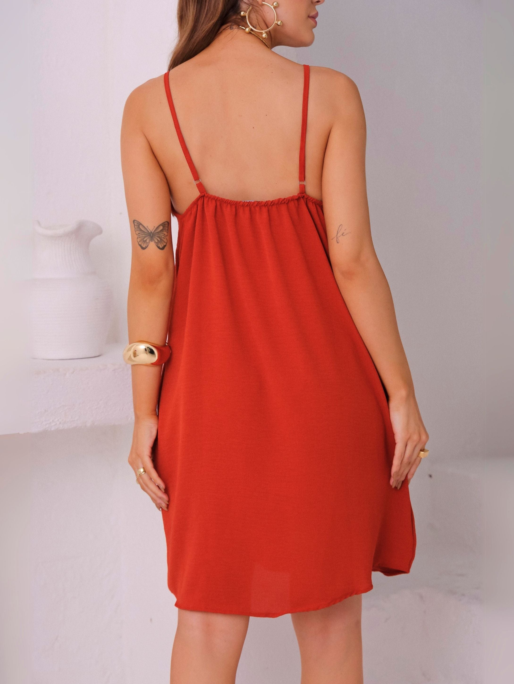 Vestido Curto em Crepe com Alças Reguláveis