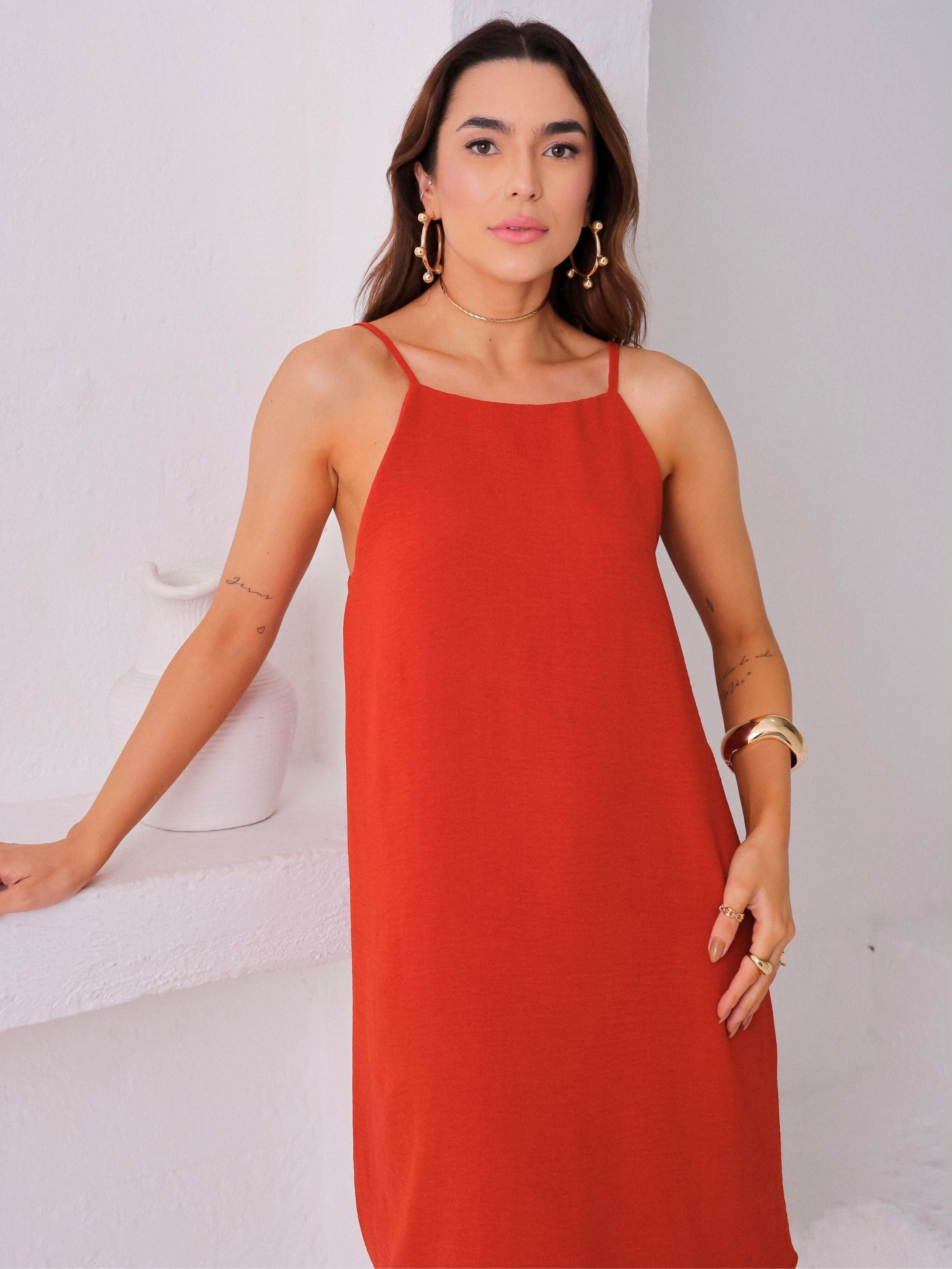 Vestido Curto em Crepe com Alças Reguláveis