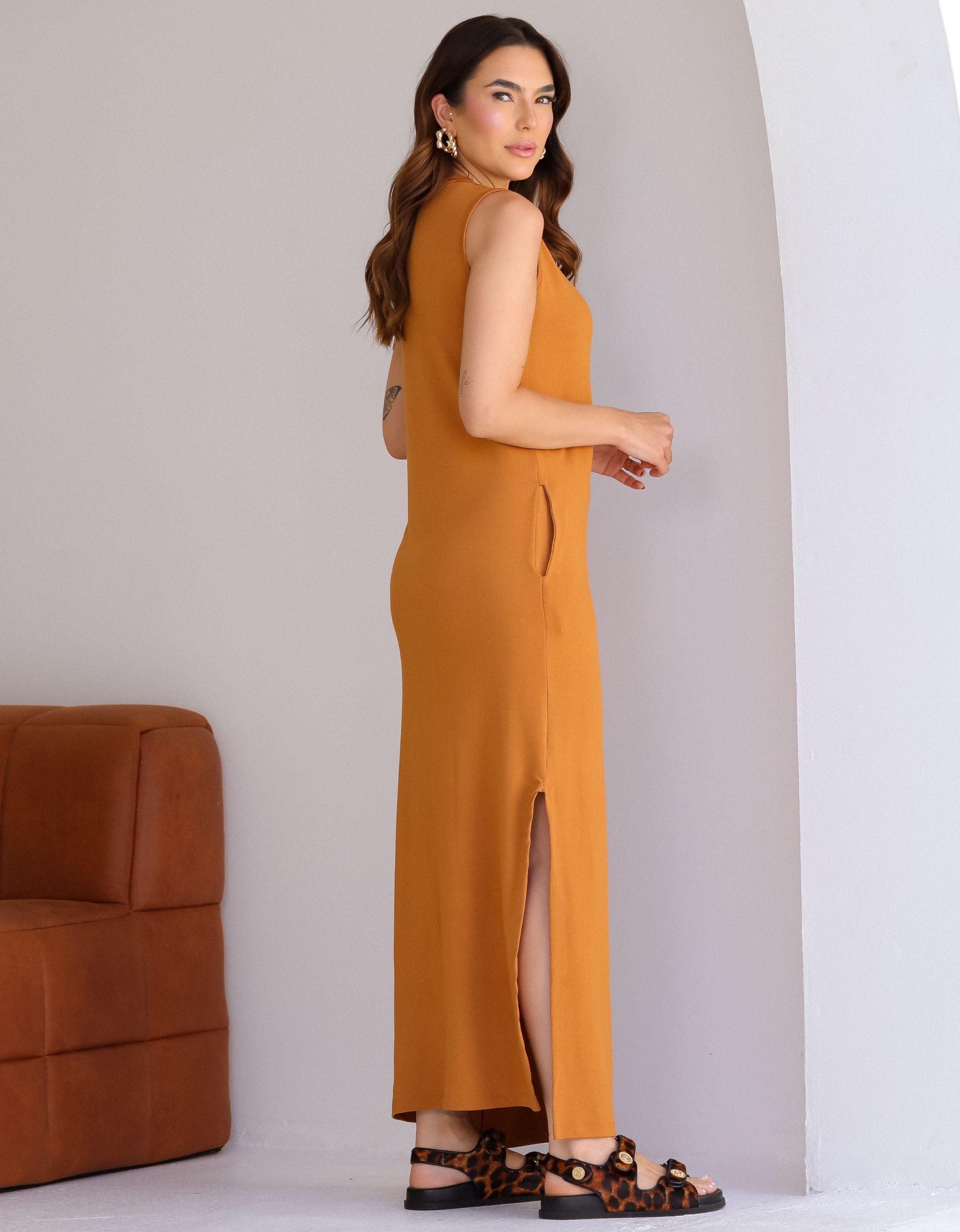 Vestido Alongado com Fenda