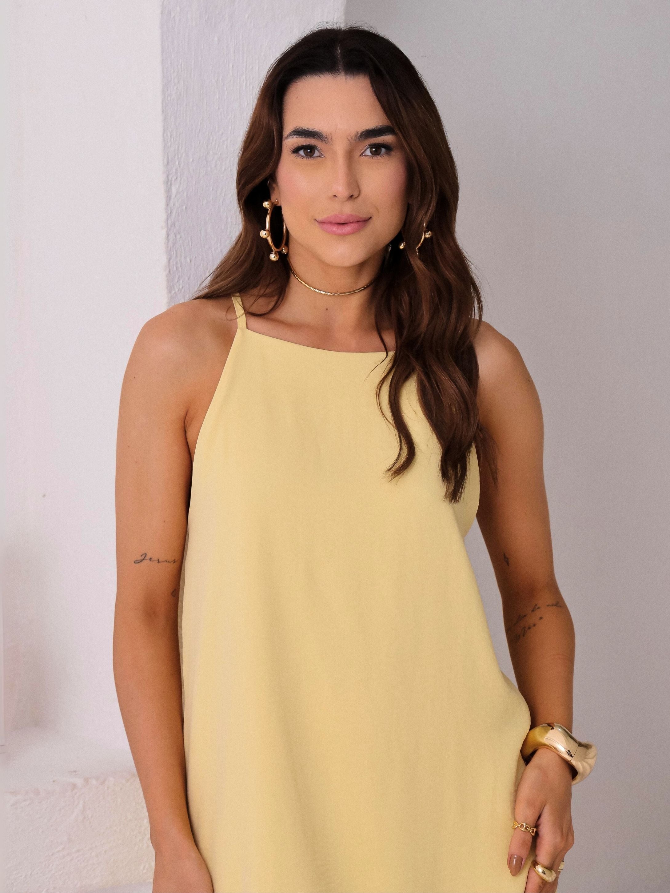 Vestido Curto em Crepe com Alças Reguláveis