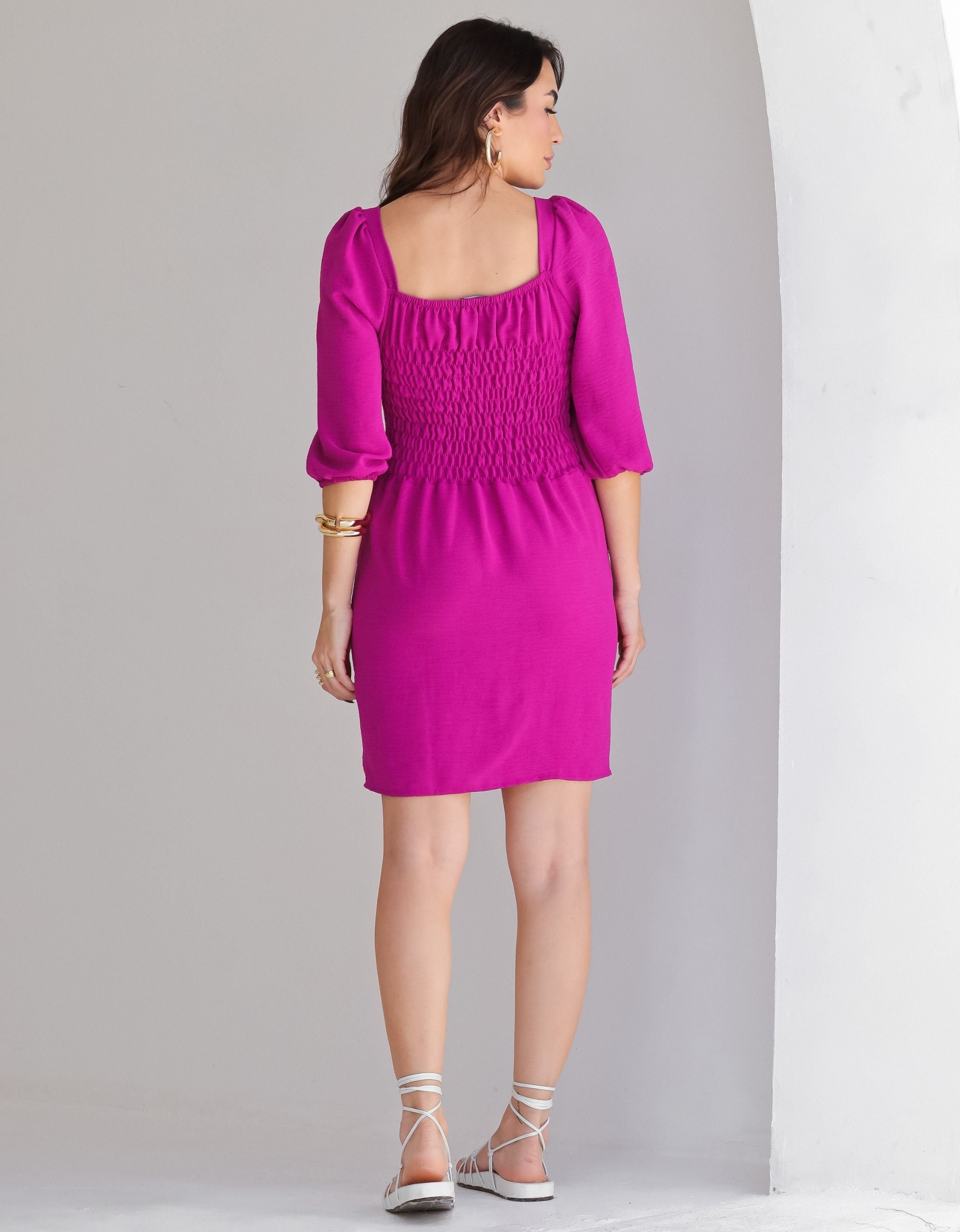 Vestido Curto em Crepe com Mangas 3/4
