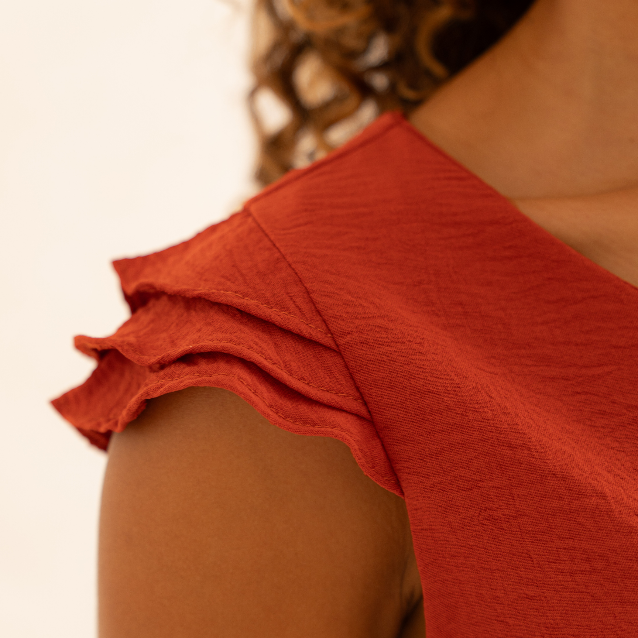 Conjunto em Crepe Blusa e Calça Cenoura com Bolsos