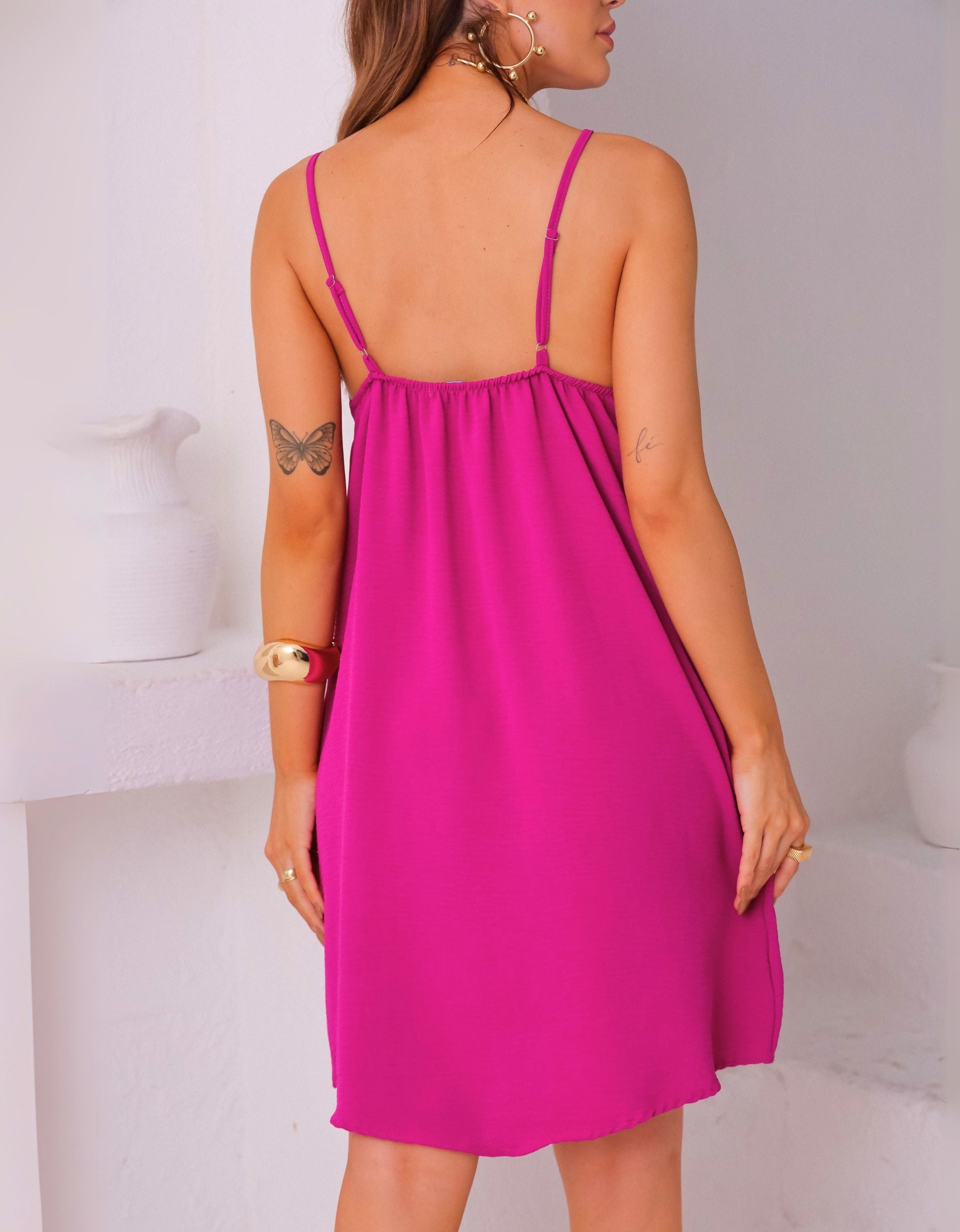Vestido Curto em Crepe com Alças Reguláveis