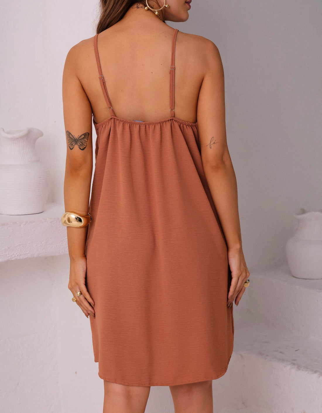 Vestido Curto em Crepe com Alças Reguláveis