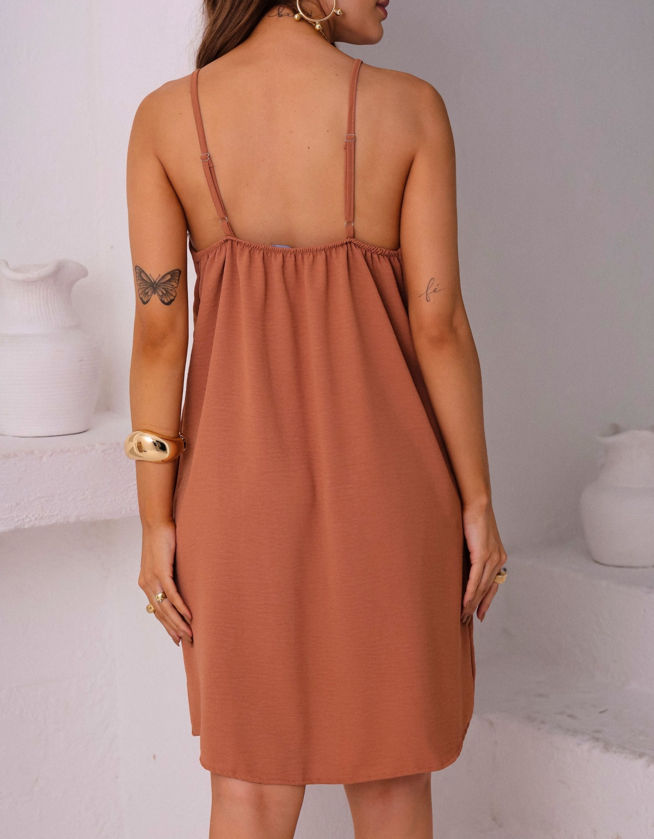 Vestido Curto em Crepe com Alças Reguláveis