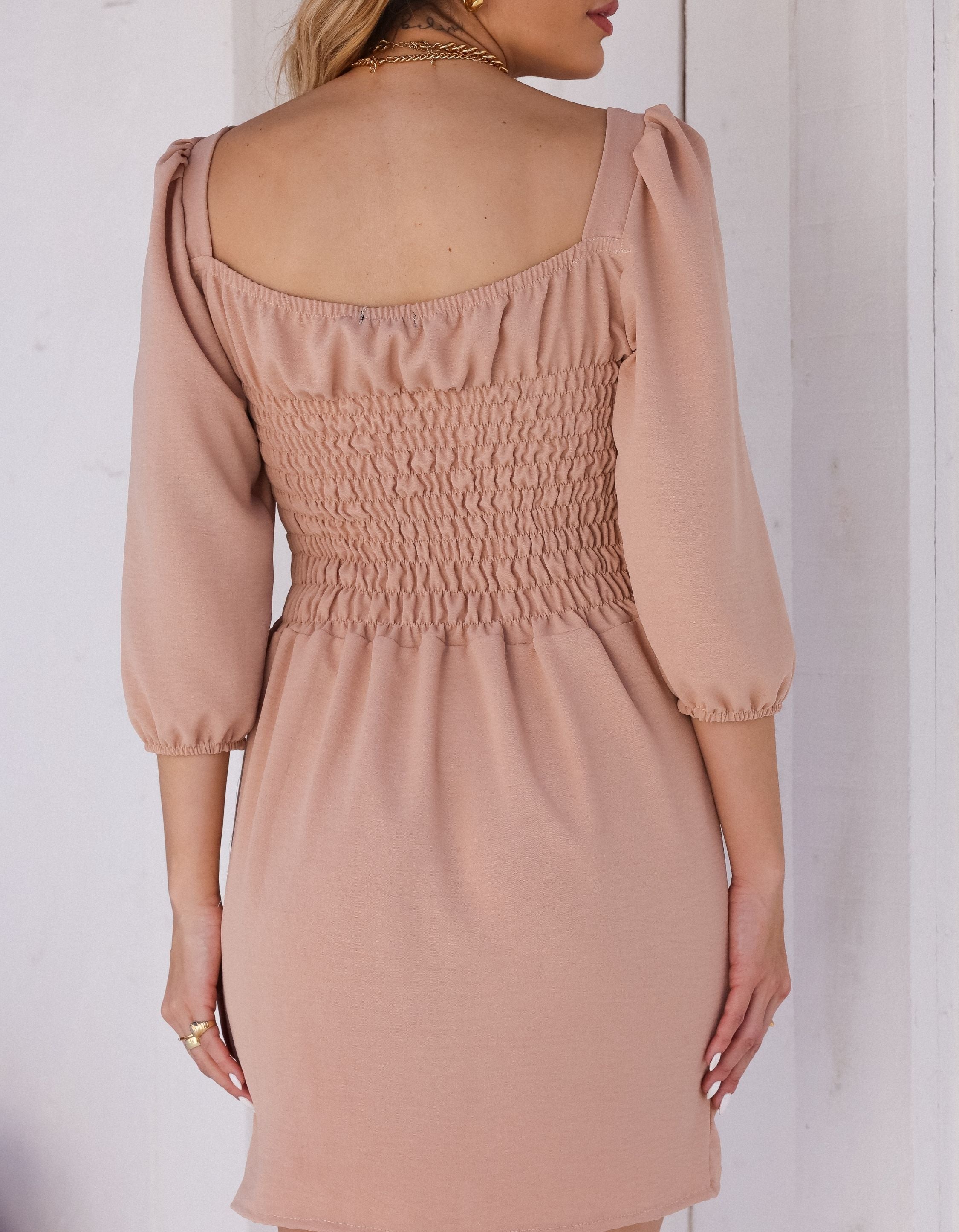 Vestido Curto em Crepe com Mangas 3/4
