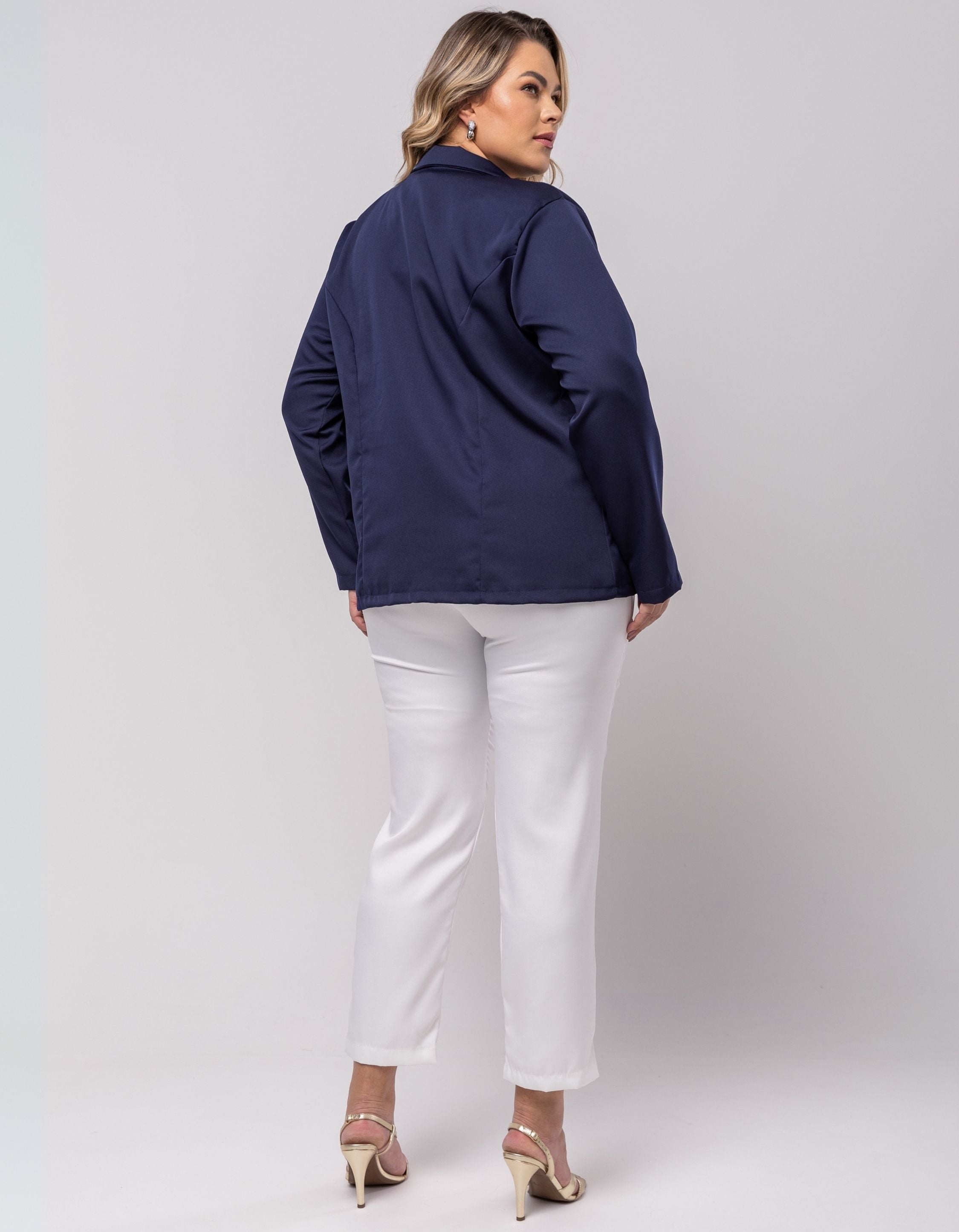 Blazer Plus Size Em Alfaiataria Com Botões