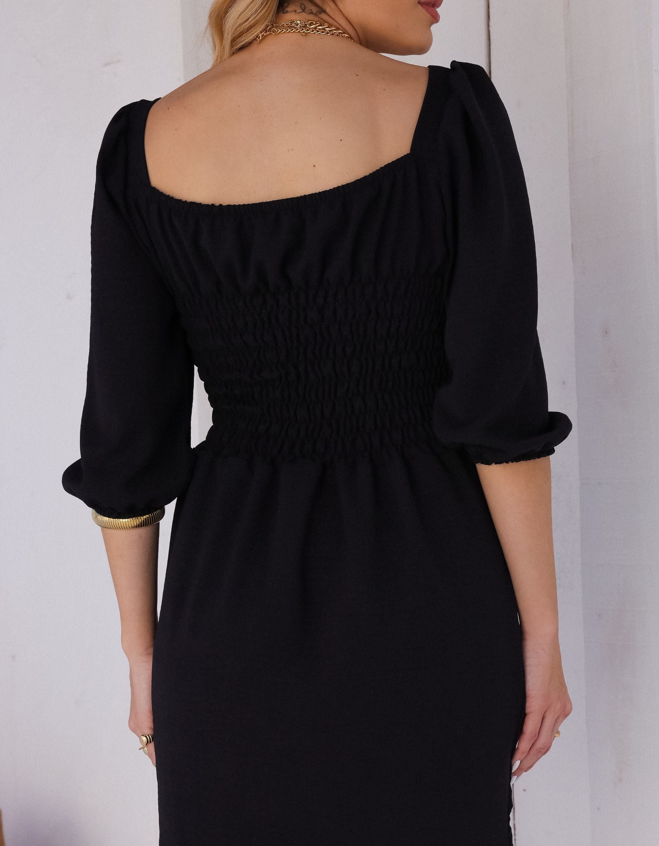 Vestido Curto em Crepe com Mangas 3/4